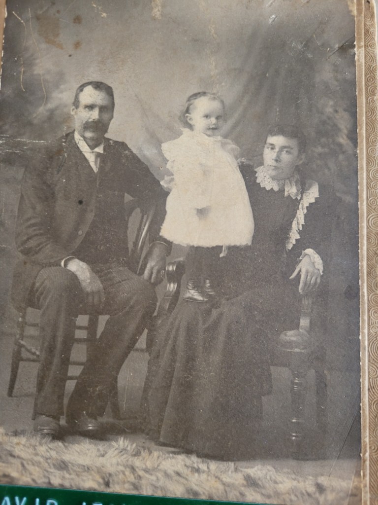 David and Annie (Baillie) Murray with daughter Jean